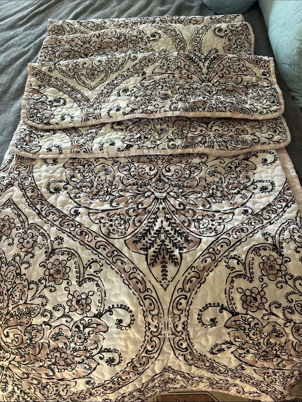 Elegant Damask Quilted Comforter in Pink? White and Black